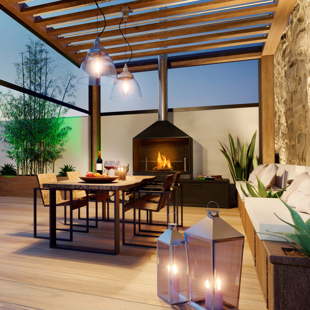 Terrasse extérieure confortable avec table, chaises, lanternes et cheminée allumées au crépuscule