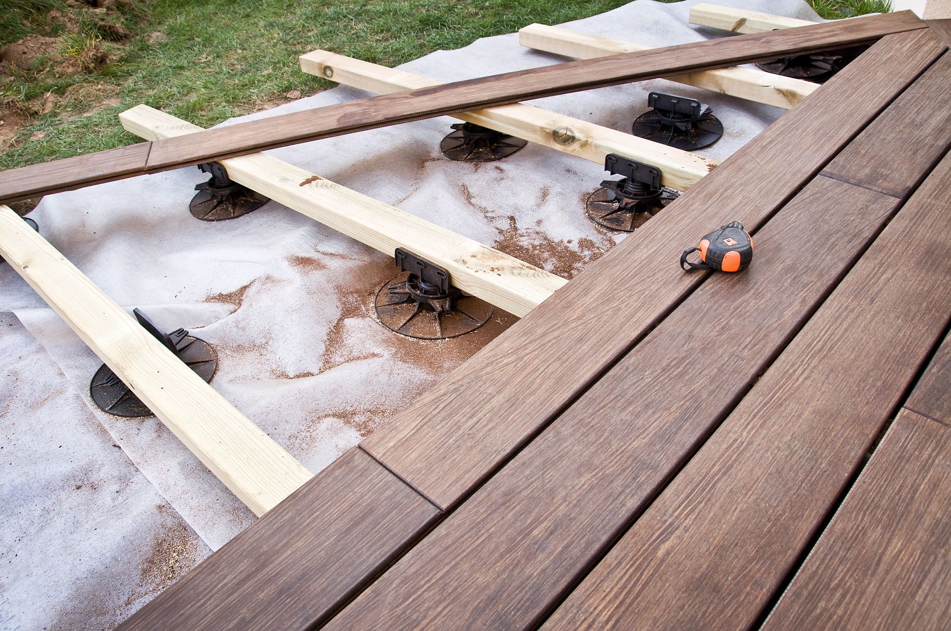 Terrasse en bois partiellement construite, à la charpente apparente.
