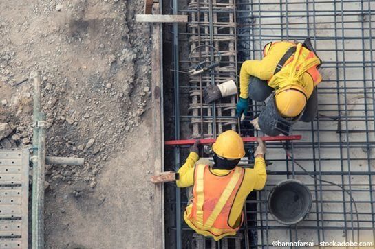 Vogelperspektive zwei Mitarbeiter mit Metallgitter