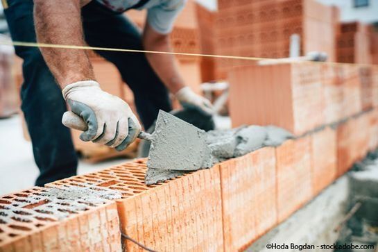 Nahaufnahme Maurer bei der Arbeit