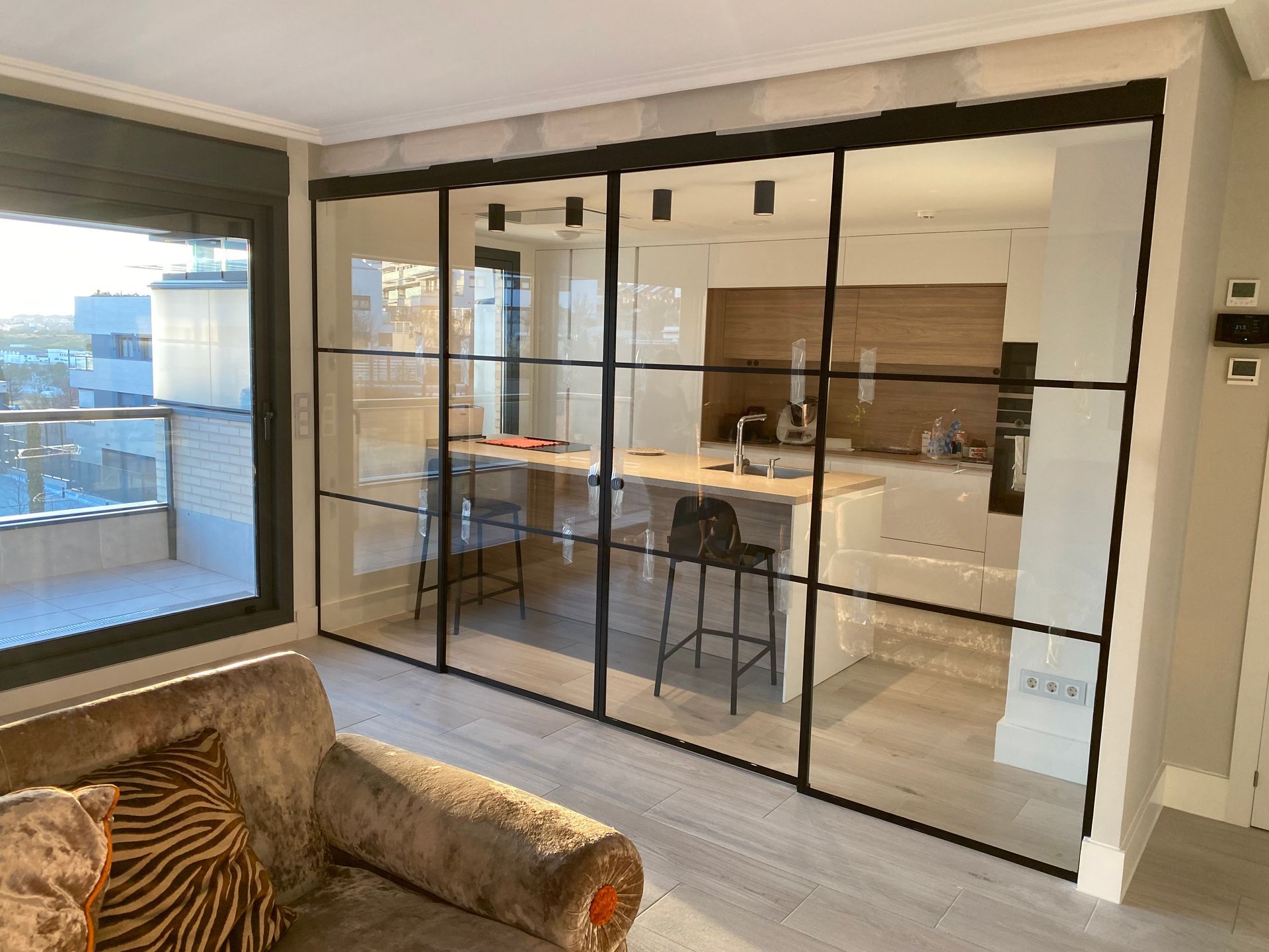 Un baño con lavabo y ducha a ras de suelo.