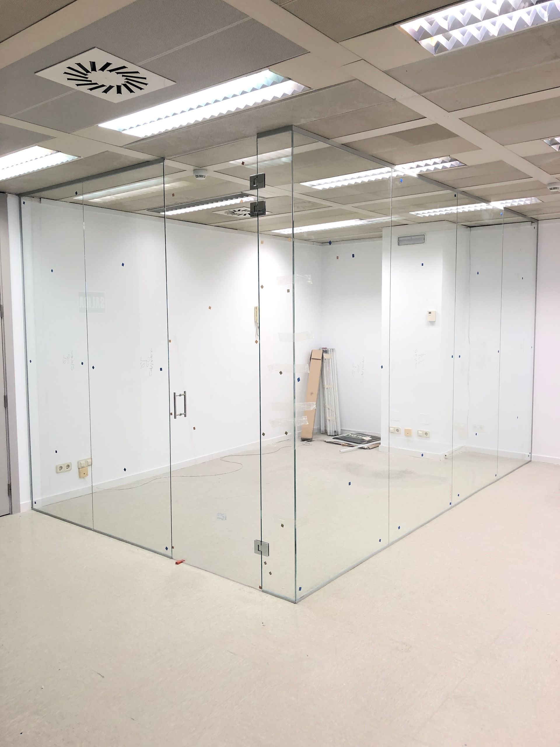 Un comedor con mesa y sillas y una alfombra roja.