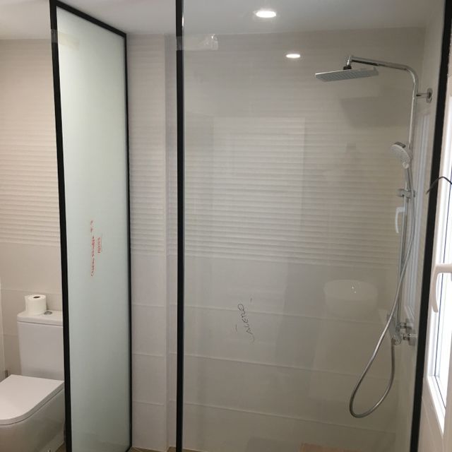 Un baño con inodoro y ducha.