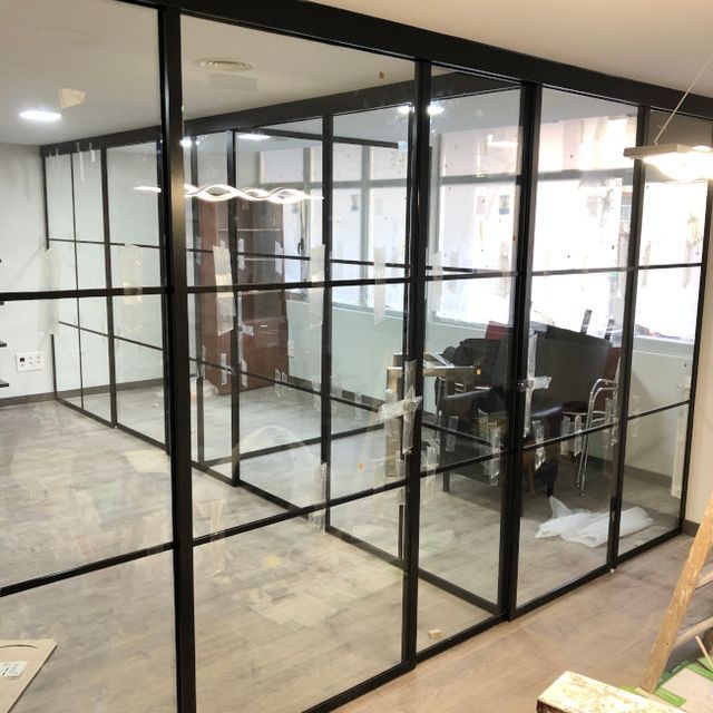 Una habitación con muchas puertas y ventanas de vidrio.