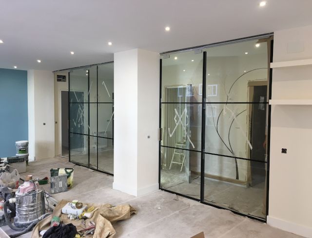 Una sala de estar con puertas corredizas de vidrio y una escalera.