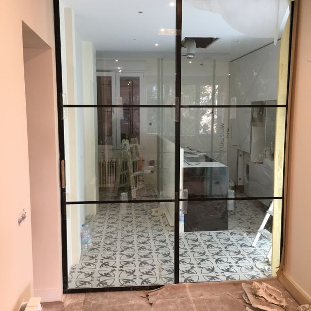 Una habitación con una puerta corrediza de vidrio y piso de baldosas.