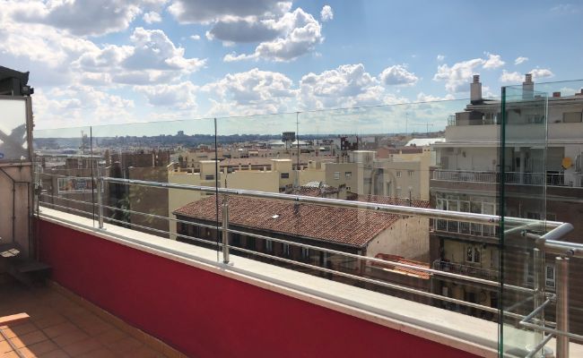 Un balcón con vista a una ciudad y edificios.