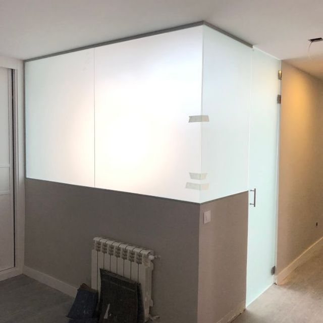 Hay un radiador en la esquina de la habitación.