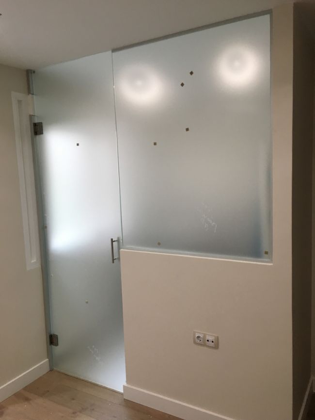 Una habitación con una puerta de cristal y una ventana.