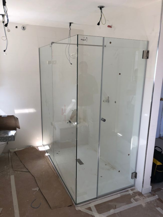 Se está construyendo una cabina de ducha en un baño.