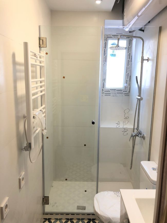 Un baño con inodoro y ducha.