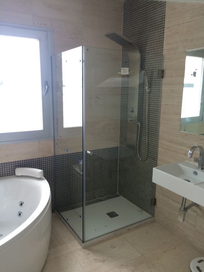 Un baño con bañera, lavabo, ducha y espejo.