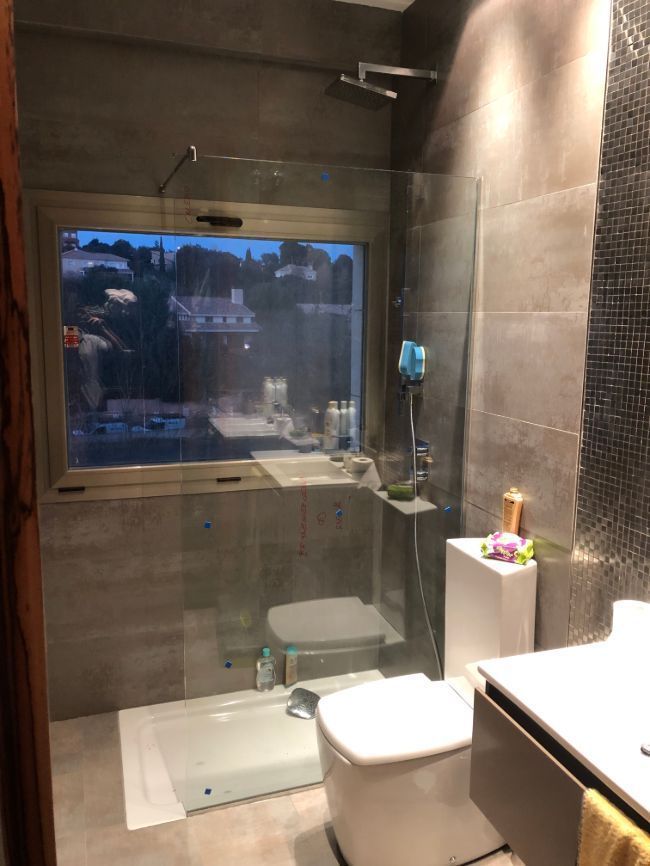 Un baño con inodoro, lavabo y ventana.
