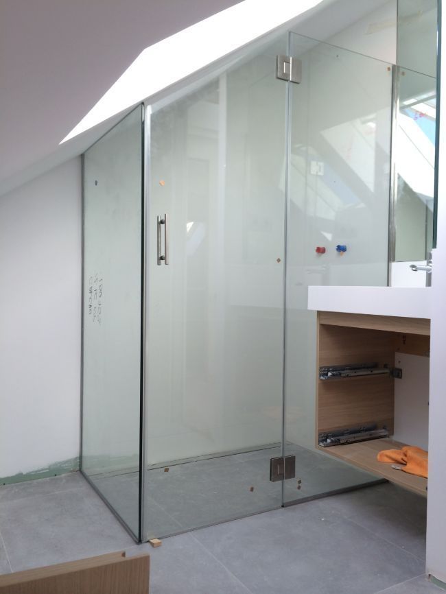 Un baño con ducha a ras de suelo y lavabo.