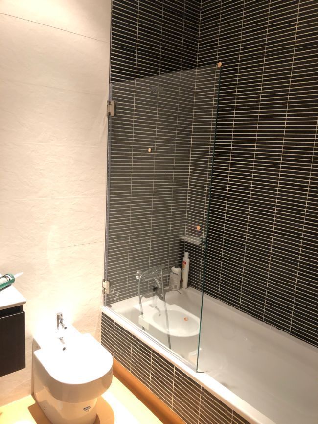 Un baño con bañera, inodoro y bidé.