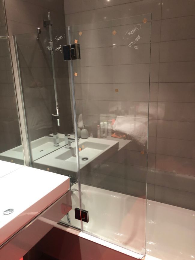 Un baño con bañera, lavabo, espejo y cabina de ducha.