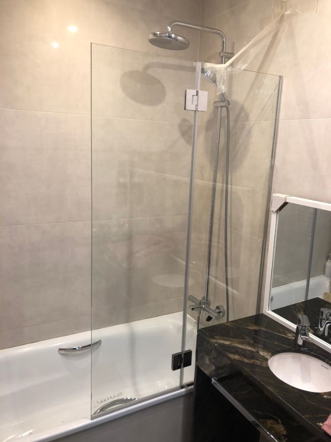 Un baño con bañera, lavabo, espejo y ducha.