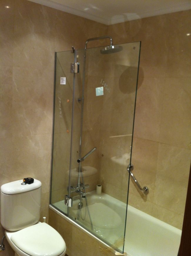 Un baño con inodoro, bañera y ducha.