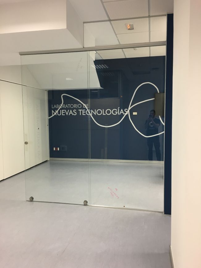 Una habitación vacía con un cartel que dice nuevas tecnologías