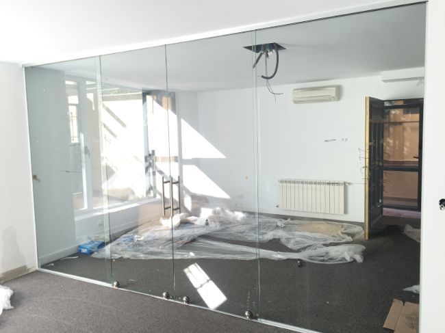 Una habitación con muchas paredes de cristal y un radiador.