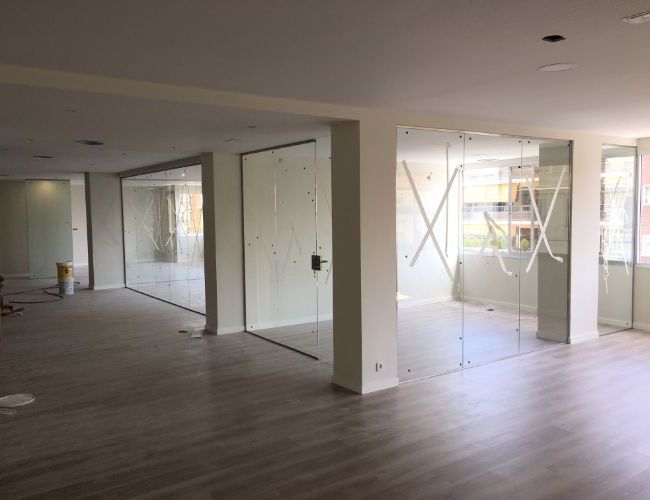 Una habitación grande con muchas puertas y ventanas de vidrio.