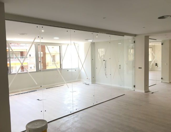 Una habitación con muchas paredes de vidrio y ventanas.