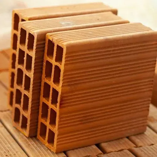 Una pila de ladrillos colocados uno encima del otro sobre una mesa de madera.