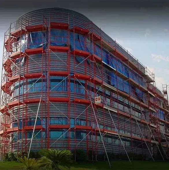 Se está construyendo un gran edificio con andamios a su alrededor.