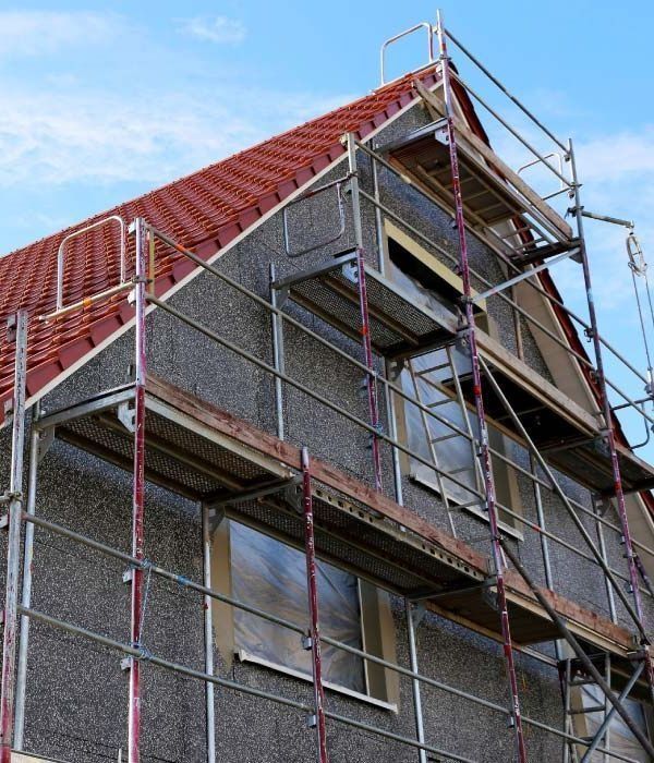 Un edificio en construcción con andamios a su alrededor.