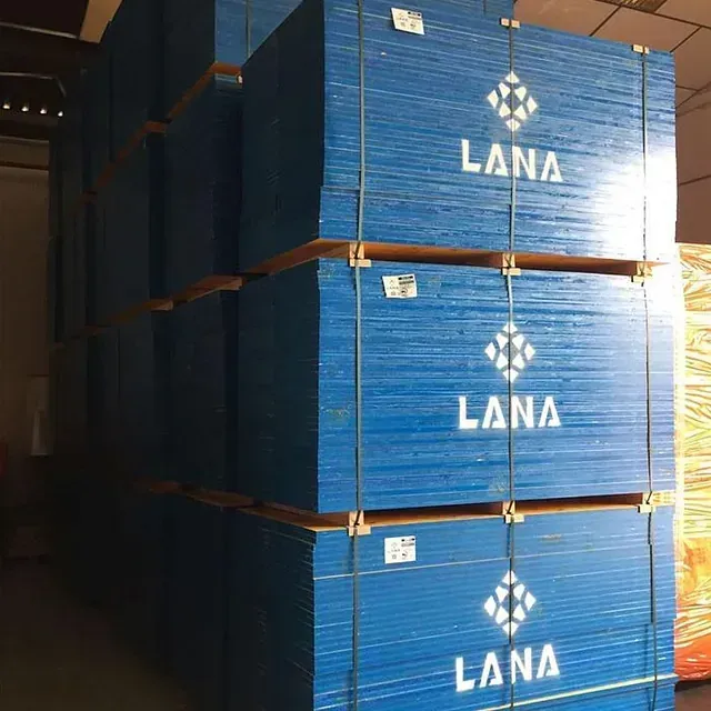 Una pila de cajas azules que dicen Lana.