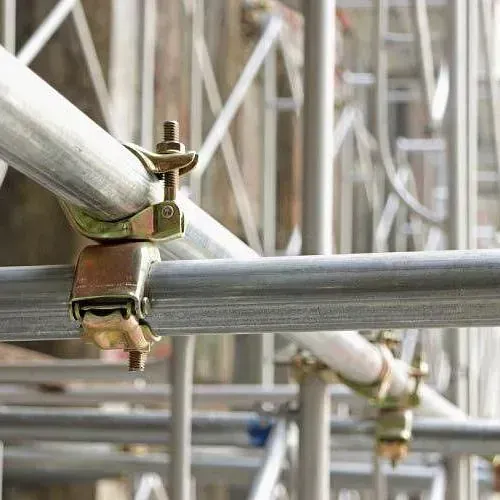 Un primer plano de un tubo de metal en un andamio.