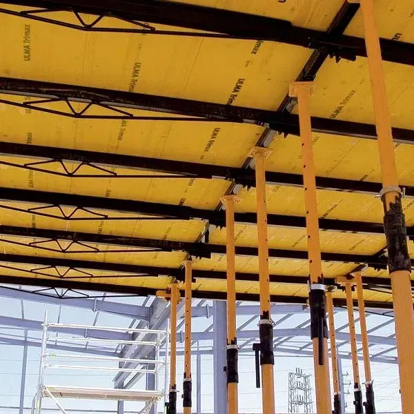 Un edificio en construcción con techo amarillo y andamios.