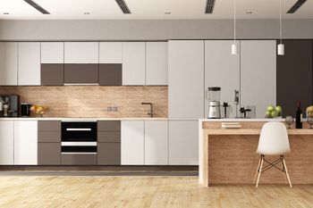 Einbauküche mit Holzwänden und Counter aus Holz