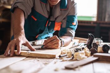 Tischler bei der Arbeit