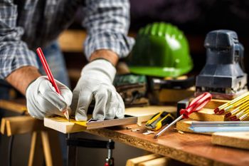 Schreiner bei der Arbeit