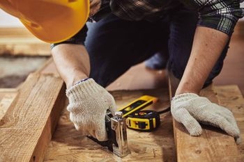 Tischler bei der Arbeit