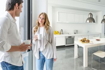Paar steht in einer modernen Küche