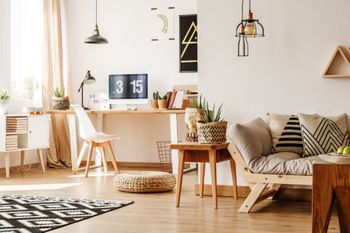 Wohnzimmer mit Holzmöbeln