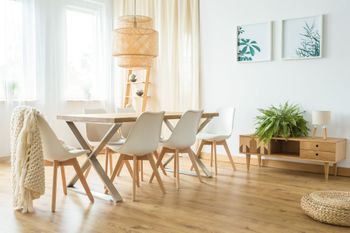 Esstisch mit Stühlen aus Holz