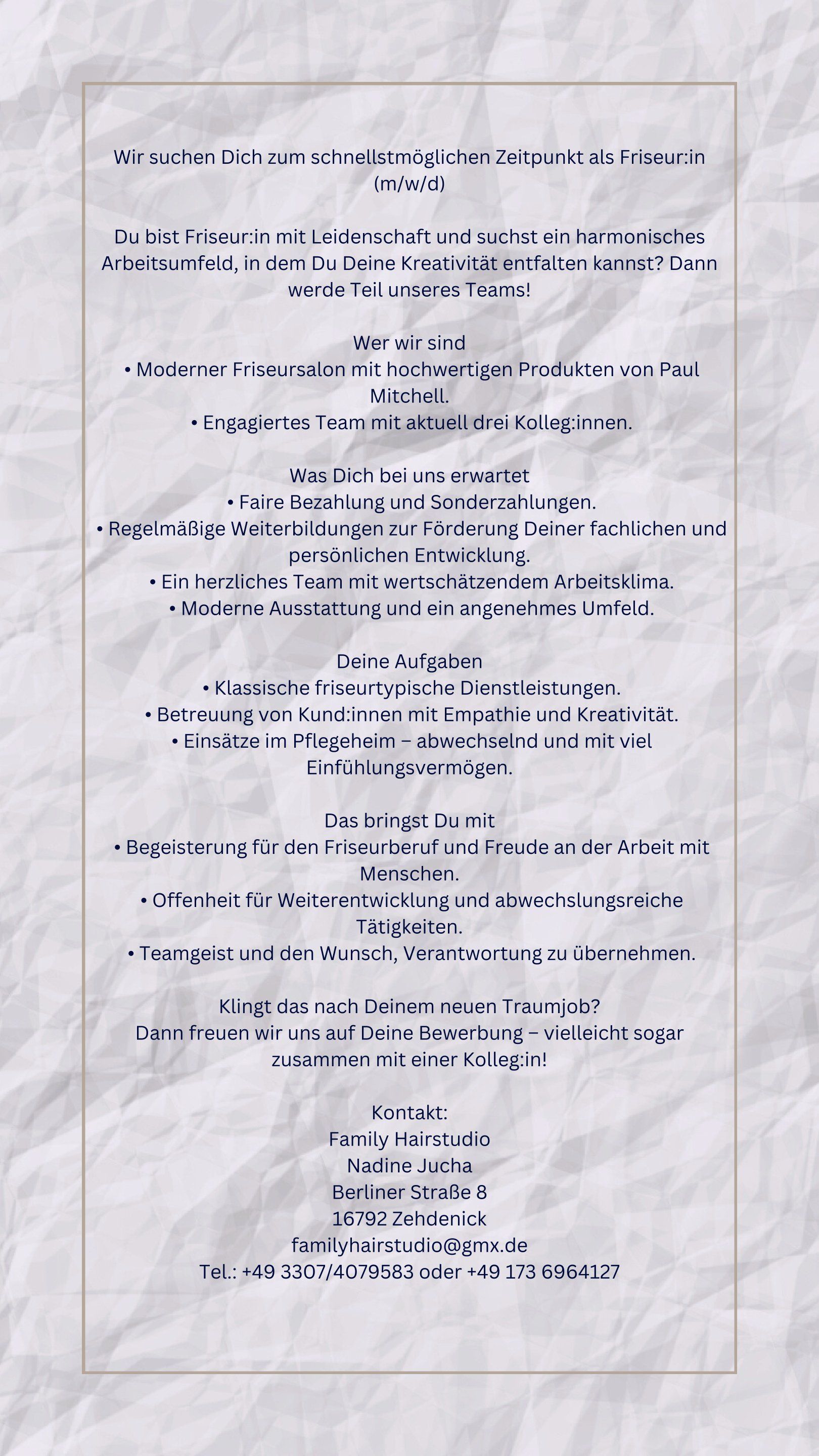 Einladungskarte für eine Hochzeit in Marathi mit braunem Rand, mit Namen, Daten und Details.