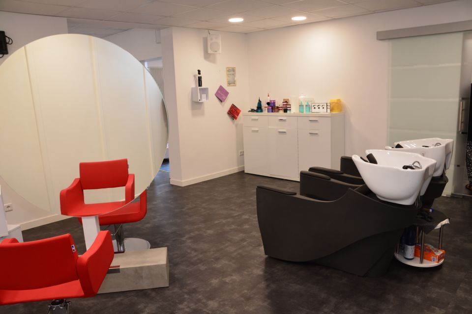 Waschstühle von der Seite des Friseursalons