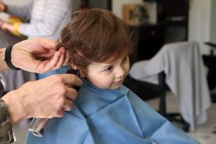 Kleinkind bekommt Frisur verpasst