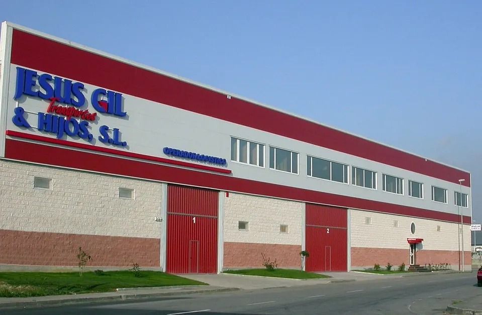 Un edificio rojo y blanco con la palabra Jesús en él.