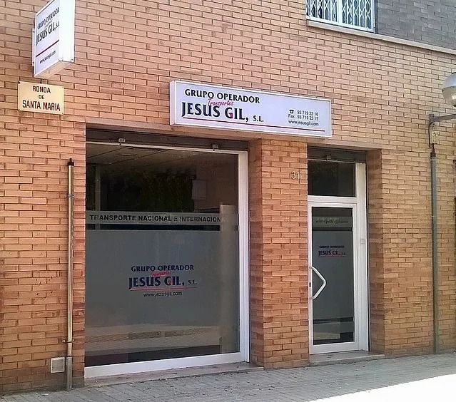 Un edificio de ladrillo con un cartel que dice Jesús Gil.