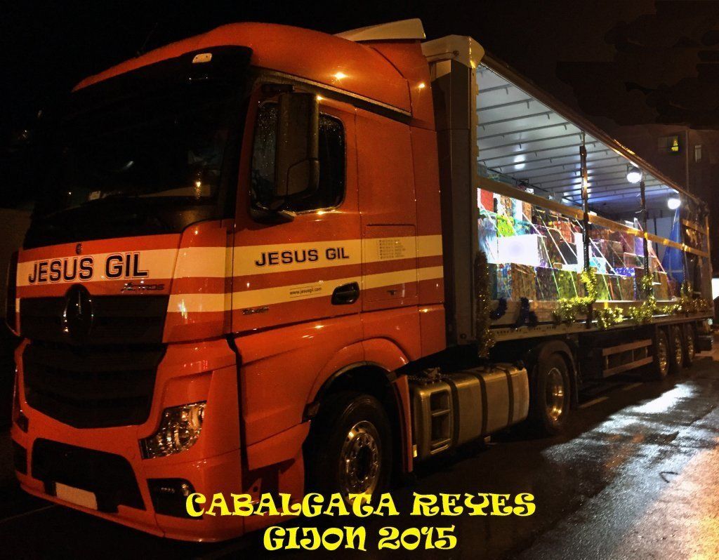 Un camión naranja con Jesús Gil escrito en el costado.