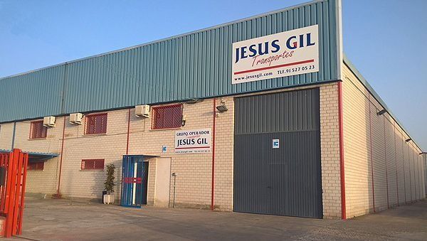 Un edificio con un cartel que dice Jesús Gil.