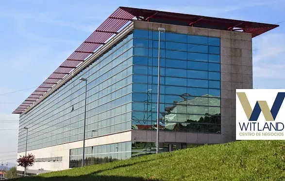 Un gran edificio con la palabra witland en él