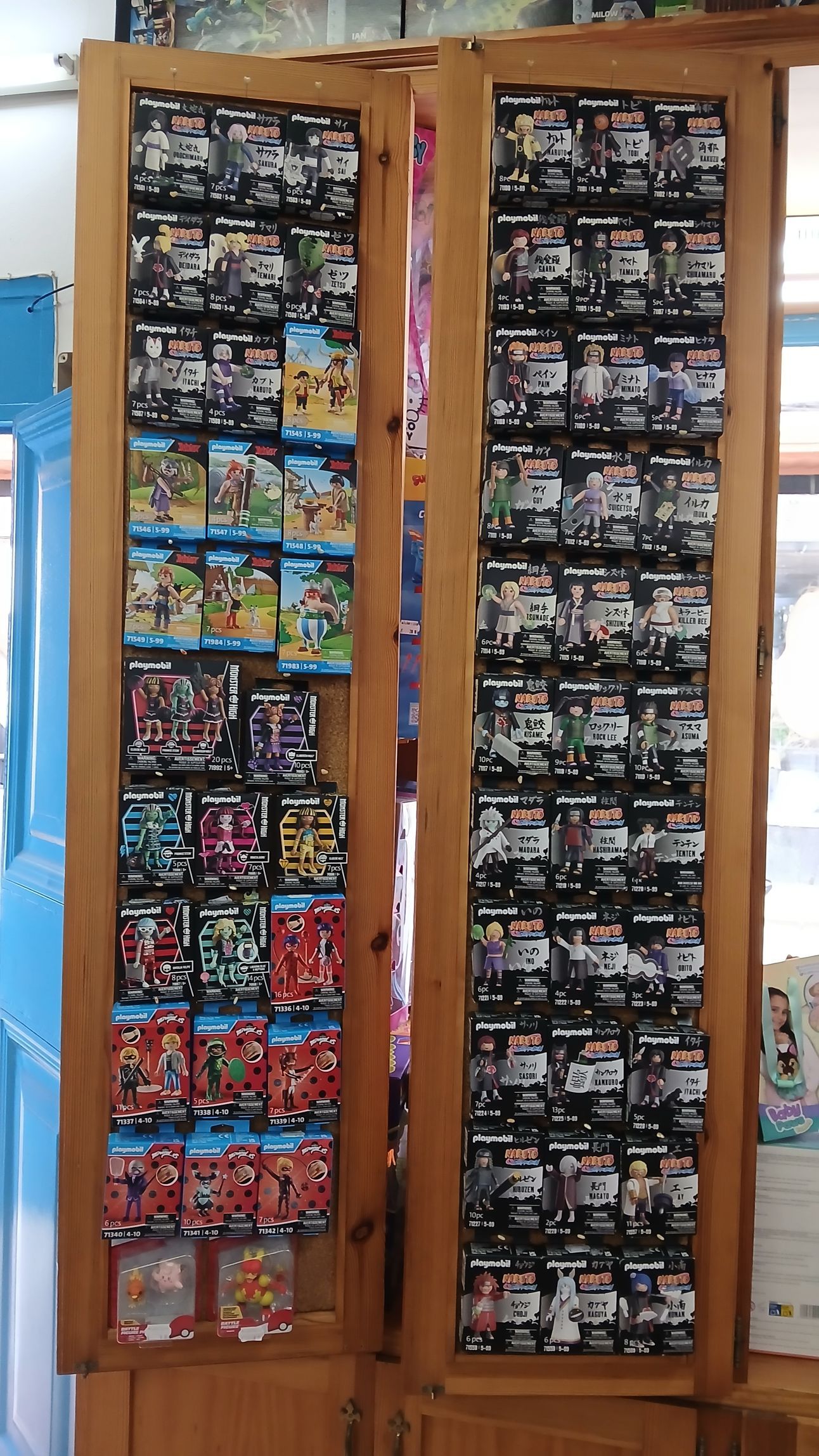 Estantes llenos de varias cajas de juguetes en un entorno de tienda.