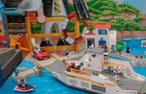 Set de juguetes Playmobil City Harbour con figuras, vehículos y edificios.
