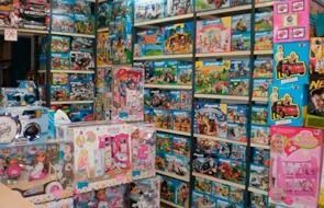 Estantes llenos de varias cajas de juguetes en un entorno de tienda.